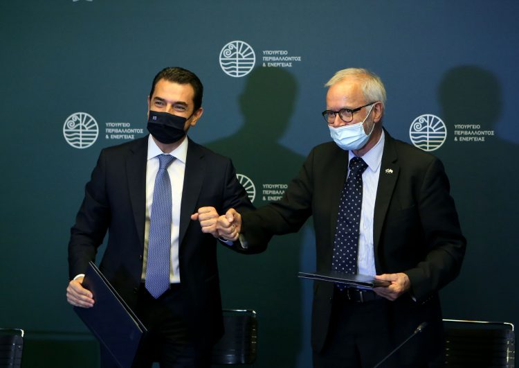 Συμφωνία για επενδύσεις 325 εκατ. ευρώ σε Δυτική Μακεδονία και Πελοπόννησο υπέγραψε ο Σκρέκας