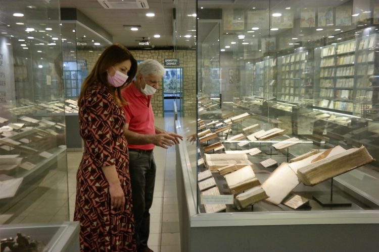 Ο Παύλος Μπαλογιάννης ξενάγησε την Κατερίνα Παπακώστα στο Μουσείο Ελληνικής Παιδείας στην Καλαμπάκα
