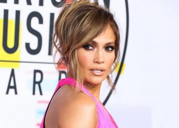 Jennifer Lopez: Μας προτείνει το απόλυτο χρώμα για τα νύχια μας