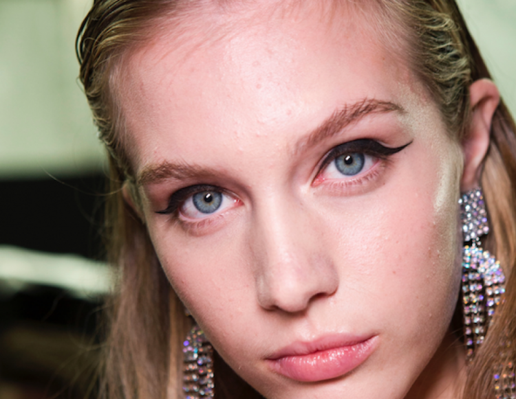 Πώς θα κάνετε το eyeliner σας να μείνει σταθερό για πολλές ώρες