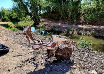 3 τόνοι σκουπίδια, ένα chally και ένα πλαστικό κουτί γάλακτος 40 ετών στη μία όχθη του Αγιαμονιώτη ποταμού…