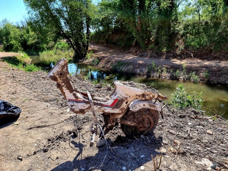 3 τόνοι σκουπίδια, ένα chally και ένα πλαστικό κουτί γάλακτος 40 ετών στη μία όχθη του Αγιαμονιώτη ποταμού…