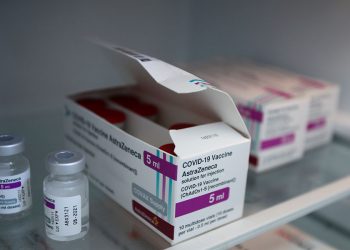 Εμβόλιο AstraZeneca: Παύση για τους κάτω των 60 – Τι θα γίνει με όσους έχουν να κάνουν τη δεύτερη δόση