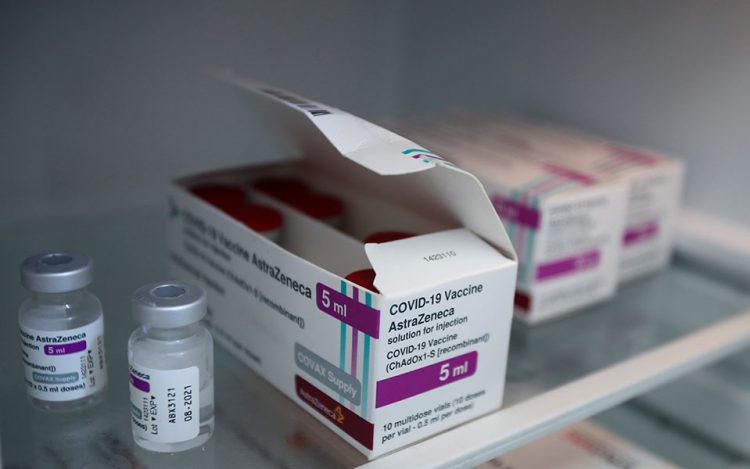 Εμβόλιο AstraZeneca: Παύση για τους κάτω των 60 – Τι θα γίνει με όσους έχουν να κάνουν τη δεύτερη δόση