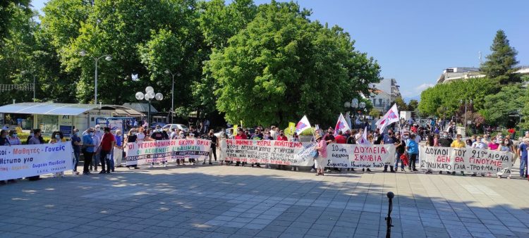 Ογκώδης διαδήλωση στα Τρίκαλα για την πανελλαδική απεργία