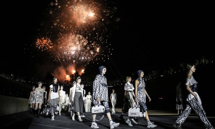 Ο Dior στο Καλλιμάρμαρο: Το εντυπωσιακό σόου του γαλλικού οίκου – Οι λαμπερές παρουσίες (pics)