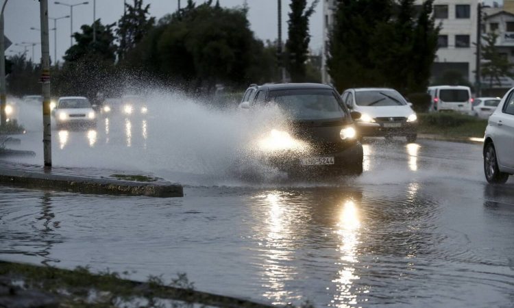 Καιρός ΤΩΡΑ: Χωρίς τέλος η κακοκαιρία – Με βροχές και καταιγίδες η πρεμιέρα των Πανελληνίων