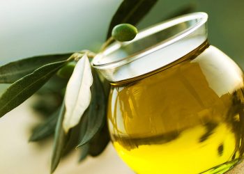 Ελαιόλαδο: 5 τρόποι να το χρησιμοποιήσετε στη φροντίδα της επιδερμίδας σας