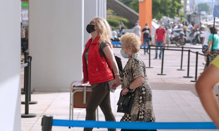 Εμβόλιο κορονοϊού: Από Δευτέρα σε ισχύ το πρώτο προνόμιο – Ποιους αφορά, ποιοι «παίρνουν σειρά»