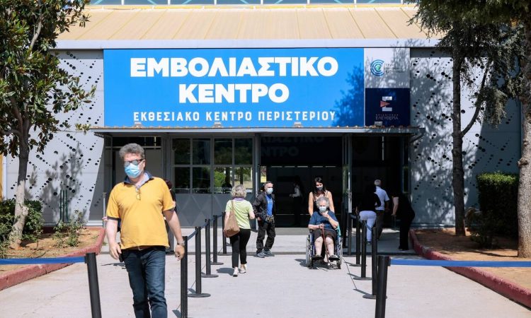 Εμβολιασμός: Ανοίγει η πλατφόρμα για τους 18 ως 24 – Το στοίχημα με τους απρόθυμους και τα προνόμια