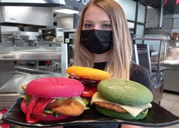 Τα Goody’s Burger House στα Τρίκαλα γιορτάζουν τη διαφορετικότητα με τα πολύχρωμα νέα Pride Burgers
