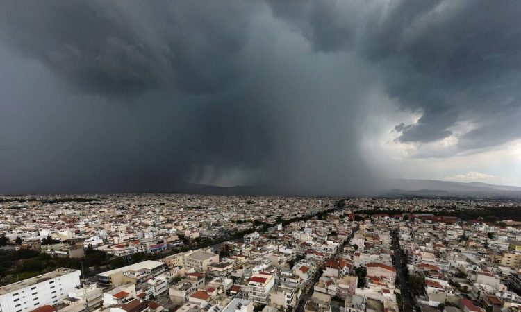Καιρός ΤΩΡΑ: «Φθινόπωρο» στην καρδιά του Ιουνίου – Με καταιγίδες και πτώση της θερμοκρασίας η Τρίτη