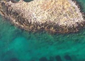 Ένα ιστορικό νησάκι-μύθος μόλις 100 μέτρα από την Αττική