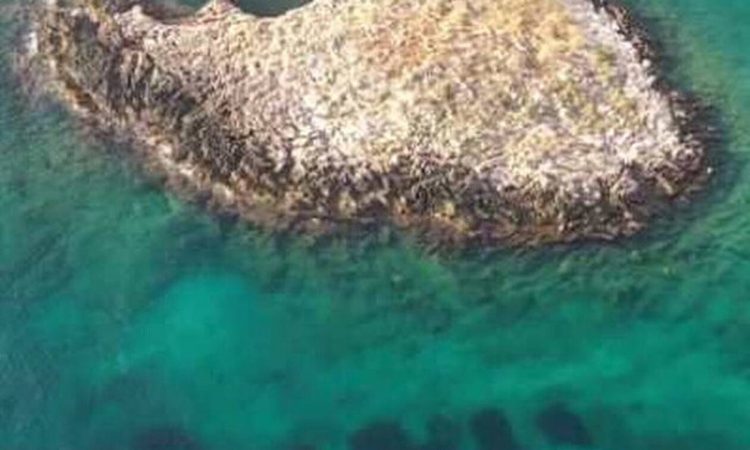Ένα ιστορικό νησάκι-μύθος μόλις 100 μέτρα από την Αττική