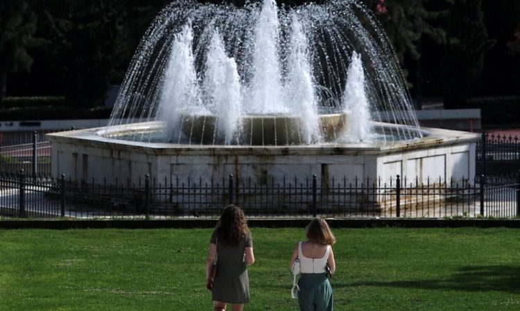 Καιρός Σαββατοκύριακο: Κορυφώνεται το κύμα ζέστης με 43άρια και σκόνη από την Αφρική