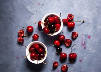 Λέρωσες τα ρούχα σου με κεράσι; Δες πώς θα εξαφανίσεις τον λεκέ