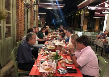 Χαλαρές στιγμές στα Μεζεδοκαμώματα για την οικογένεια του Κώστα Βίρβου μετά τη συναυλία