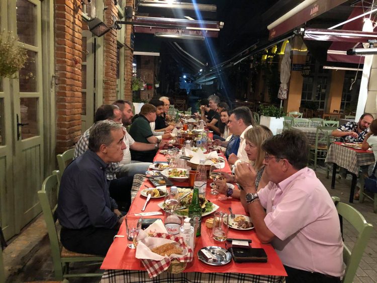 Χαλαρές στιγμές στα Μεζεδοκαμώματα για την οικογένεια του Κώστα Βίρβου μετά τη συναυλία