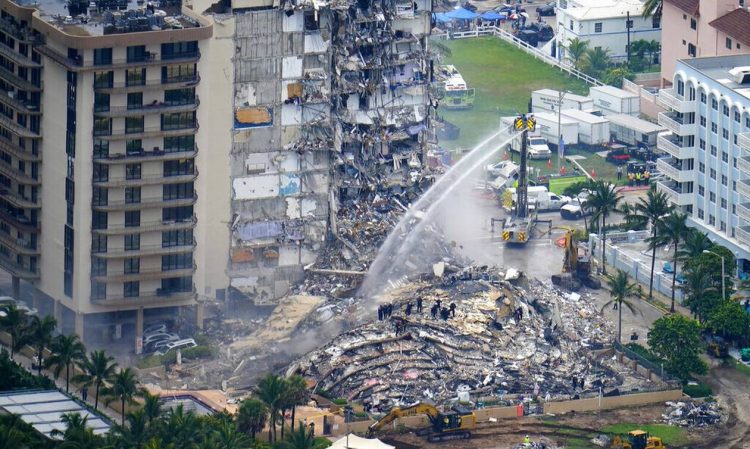 Κατάρρευση πολυκατοικίας στη Φλόριντα: Στους 12 οι νεκροί – Στον τόπο της τραγωδίας ο Μπάιντεν