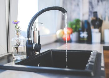 Πόσο συχνά τελικά πρέπει να καθαρίζεις τον νεροχύτη σου;