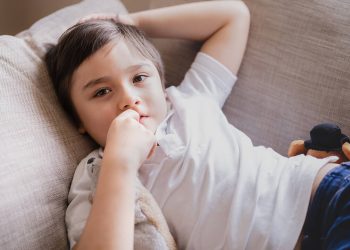 Το παιδί τρώει τα νύχια του; Εύκολα tips για να σταματήσει αυτή τη συνήθεια