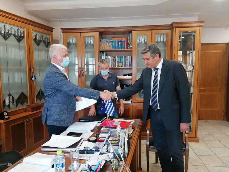 Σε κλίμα έντονης συναισθηματικής φόρτισης η ορκωμοσία του Φώτη Πάλλα στη θέση του Χρήστου Σινάνη