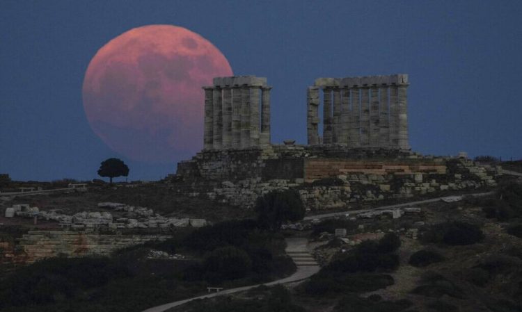 Μάγεψε η υπερπανσέληνος του Ιουνίου – Δείτε εικόνες από το «Φεγγάρι της Φράουλας»
