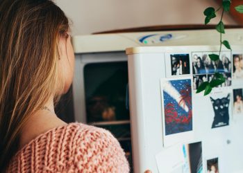 7 πράγματα που θα σε βοηθήσουν να καθαρίσεις σωστά το ψυγείο σου