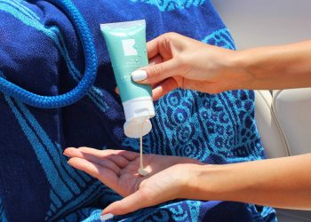 Tips για να αφαιρέσετε τους λεκέδες που άφησε το αντηλιακό σε μαγιό και ρούχα