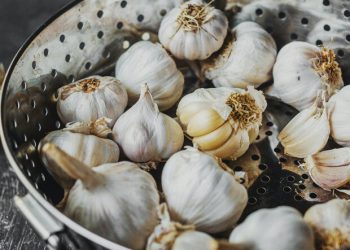 Γιατί πρέπει να ψήνεις το σκόρδο προτού το μαγειρέψεις και το μυστικό για να το κάνεις (video)
