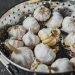 Γιατί πρέπει να ψήνεις το σκόρδο προτού το μαγειρέψεις και το μυστικό για να το κάνεις (video)