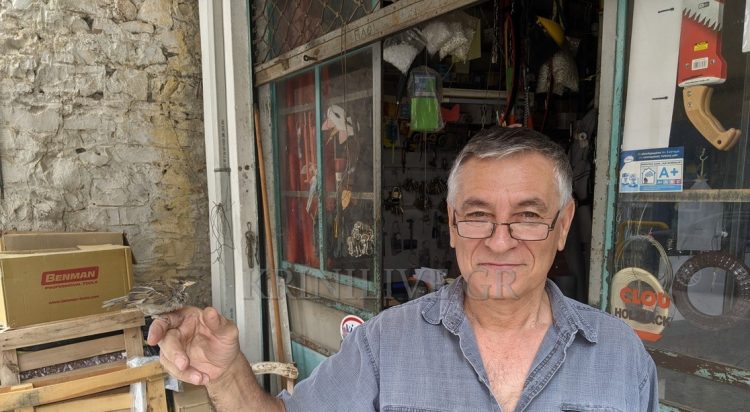 Ο Τρικαλινός που κατάφερε να… εξημερώσει ένα σπουργίτι-Μία μοναδική ιστορία