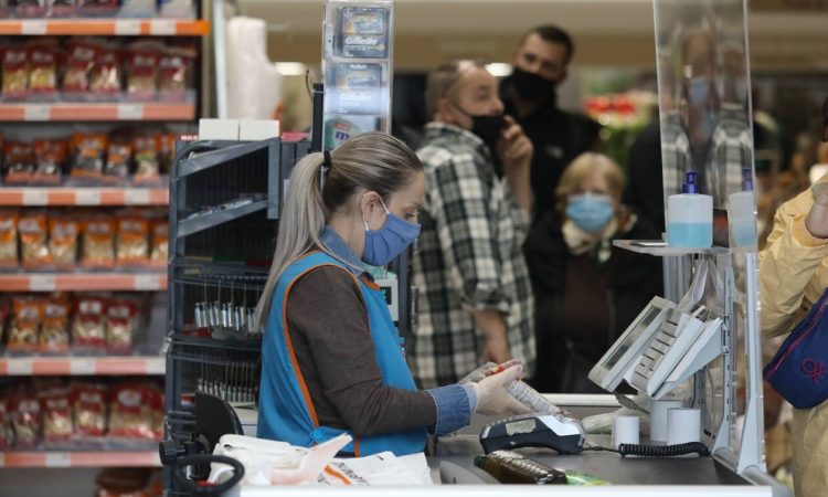 Αγίου Πνεύματος 2021: Πώς θα λειτουργήσουν σούπερ μάρκετ και καταστήματα- Τι ισχύει για τις Τράπεζες