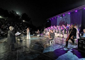 Μαγική και τιμητική βραδιά στην Τερψιχόρη Παπαστεφάνου και τη Χορωδία Τρικάλων  