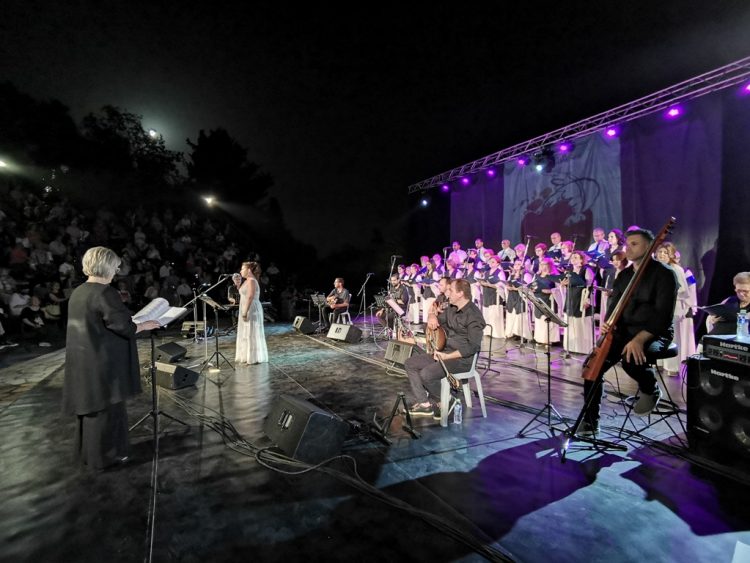 Μαγική και τιμητική βραδιά στην Τερψιχόρη Παπαστεφάνου και τη Χορωδία Τρικάλων