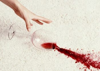 Καθαρίστε τους πιο δύσκολους λεκέδες από το χαλί σας πριν το φυλάξετε