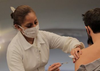 Κορωνοϊός: Σε ποιους και γιατί εμφανίζονται παρενέργειες μετά το εμβόλιο