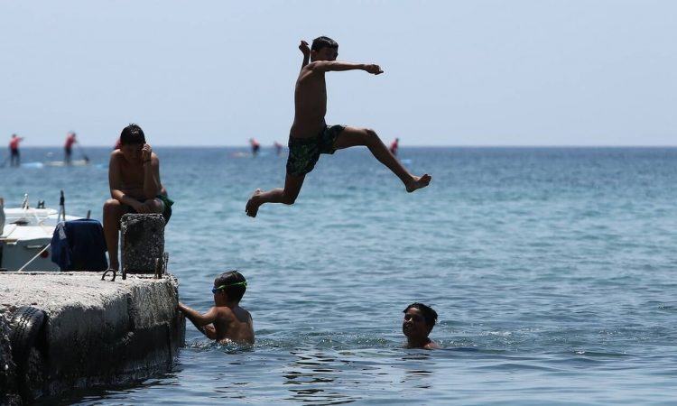 Καιρός τώρα: Σε κλοιό καύσωνα από σήμερα η χώρα – Πότε θα έρθουν τα «40άρια»
