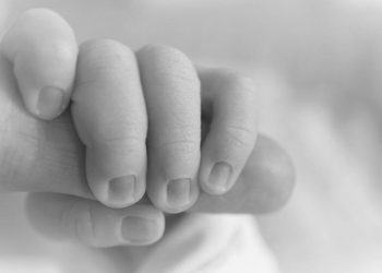 Ινδία: Βρέφος 22 ημερών βρέθηκε να επιπλέει μέσα σε κουτί σε ποταμό