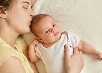 Ύπνος μαζί με το μωρό: Οφέλη και τι να προσέξετε