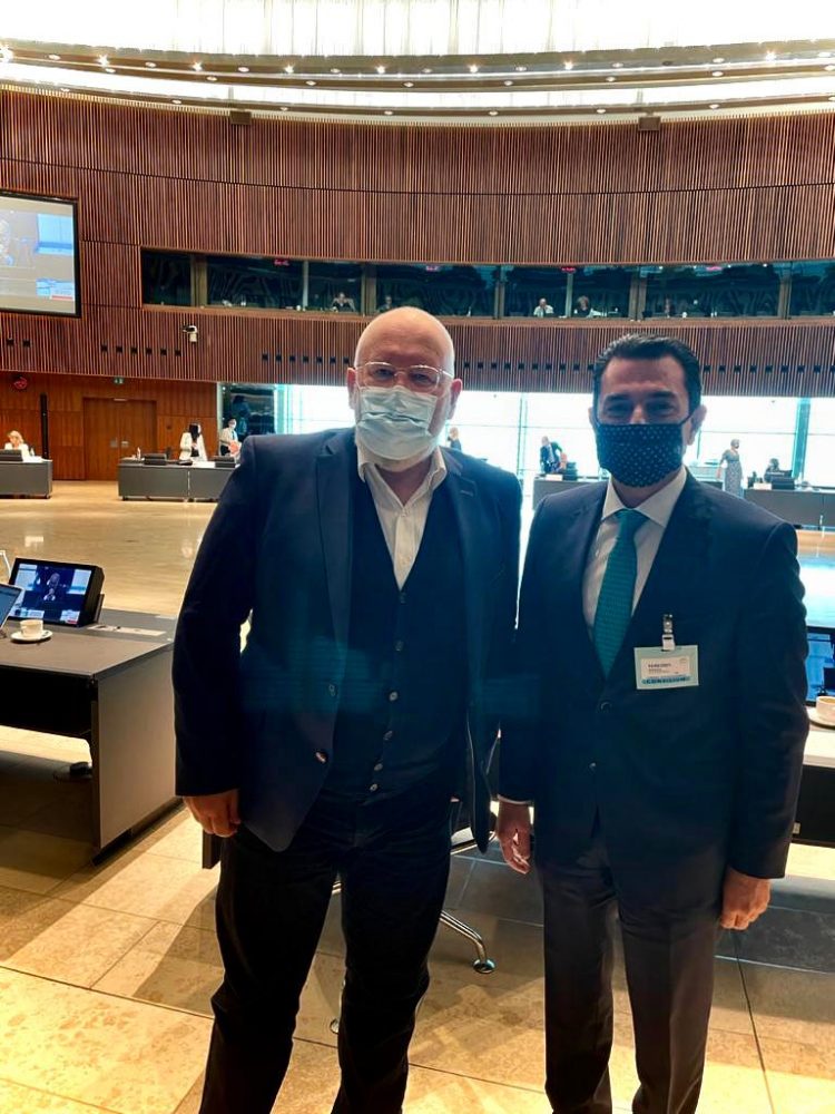 Με τον αντιπρόεδρο της Ευρωπαϊκής Επιτροπής, Φρανς Τίμερμανς, συναντήθηκε ο Σκρέκας στο Λουξεμβούργο