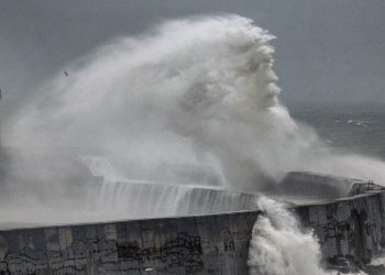 Εντυπωσιακό: Κύματα της μανιασμένης θάλασσας «δημιούργησαν» τον Ποσειδώνα – Η ανάρτηση του φωτογράφου