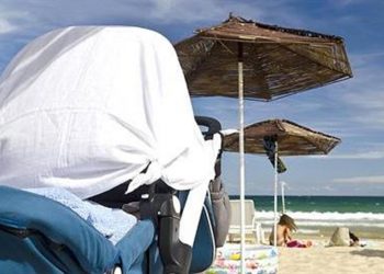 Μην σκεπάζετε το καροτσάκι του μωρού για να κάνετε σκιά, προειδοποιούν οι ειδικοί