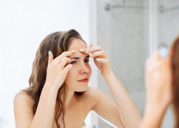 Έβγαλες σπυράκι; Πέντε τρόποι για να το εξαφανίσεις με φυσικά υλικά που υπάρχουν σε κάθε σπίτι