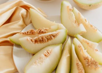 3 DIY μάσκες με πεπόνι για να έχεις λαμπερό δέρμα όλο το καλοκαίρι