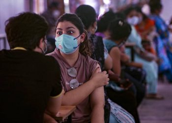 Απάτη με «εμβόλια» στην Ινδία : Έστηναν εμβολιαστικά κέντρα και χορηγούσαν αλατόνερο
