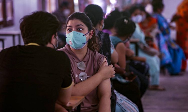 Απάτη με «εμβόλια» στην Ινδία : Έστηναν εμβολιαστικά κέντρα και χορηγούσαν αλατόνερο