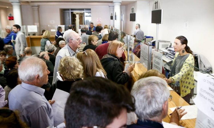 Αναδρομικά συνταξιούχων: Ραντεβού με την Εφορία και βαθιά το χέρι στην τσέπη