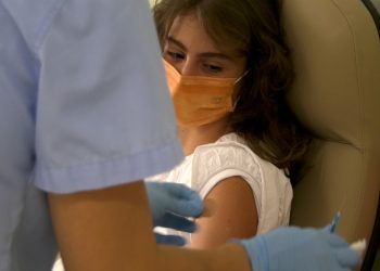 Η Άρτεμις… η πρώτη 15χρονη που εμβολιάστηκε στη Λάρισα