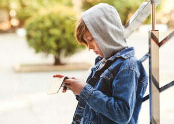 Τα λάθη που πρέπει να αποφύγουν οι γονείς με παιδιά στην εφηβεία